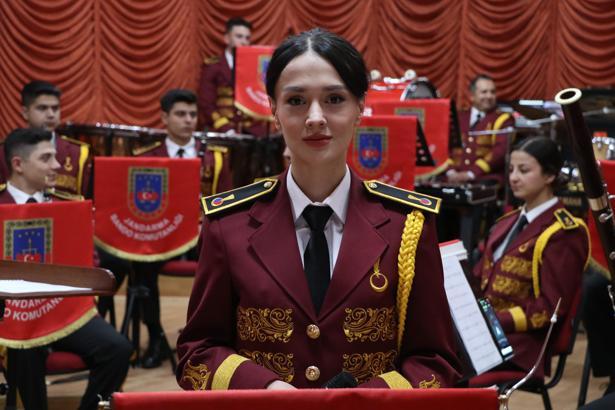 Jandarma bandosunun solisti Büşra astsubay