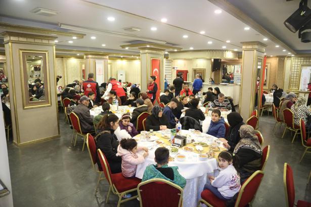 Sivas'ta Vakıflar Bölge Müdürlüğü'nden bin kişiye iftar