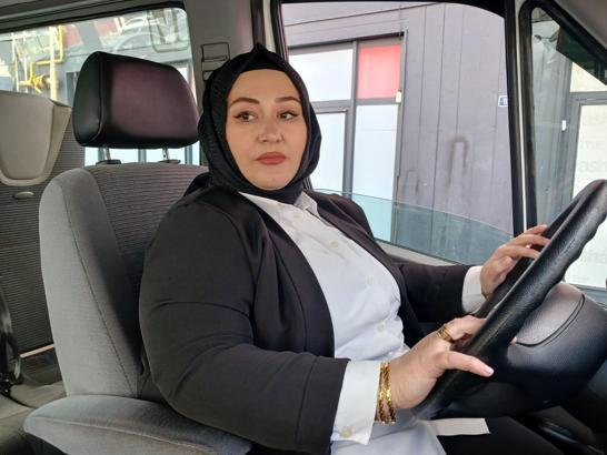 Babasını örnek alan 2 çocuk annesi, servis şoförlüğü yapıyor