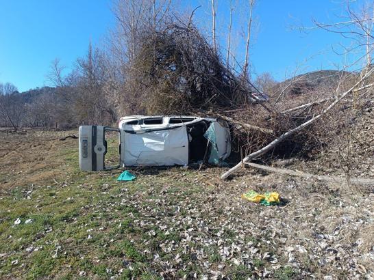 Hafif ticari araç tarlaya savruldu; 2 yaralı