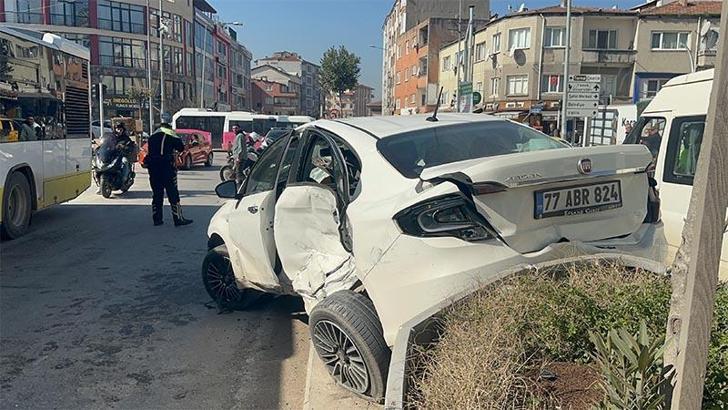 Beton mikseri ile çarpışan otomobil, direk ile refüje çarptı; sürücü yaralı