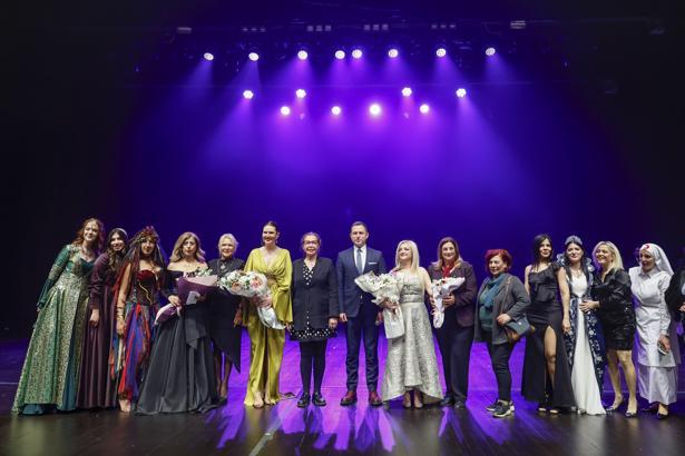 Yenişehir’in ‘Dünden Bugüne Kadın’ kostümlü defilesine büyük ilgi