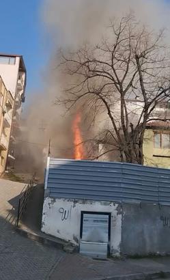 Bursa'da 2 katlı ev ile depoda yangın