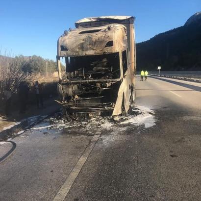 Çorum'da pirinç yüklü TIR yandı