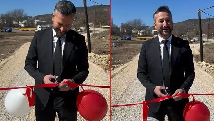 Kalabalık tepkisinden rahatsız olan belediye başkanı, köprüyü tek başına açtı