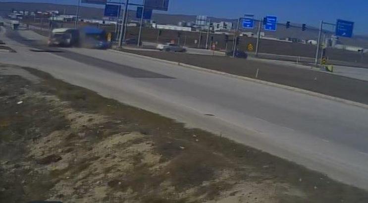 Çorum'da 2 hafif ticari araç çarpıştı; 3 kişinin yaralandığı kaza kamerada