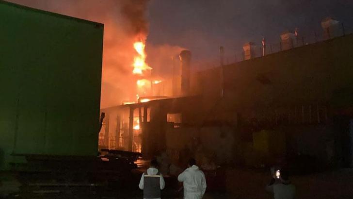 Sakarya'da, treyler fabrikasındaki yangın söndürüldü