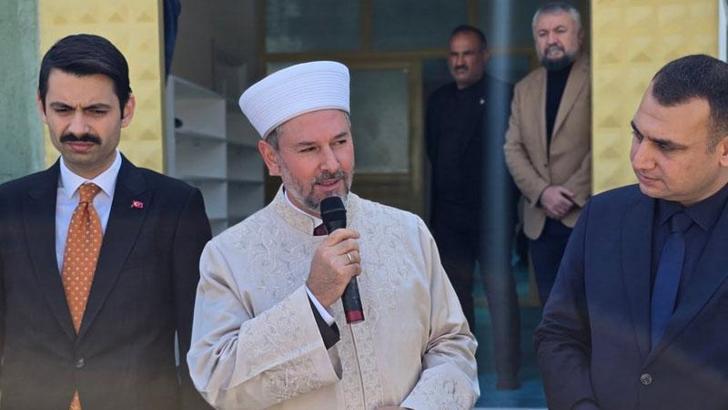 Depremde ağır hasar alan cami yeniden ibadete açıldı