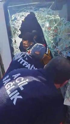 Yan yatan kamyonda yaralanan sürücüyü camdan çıkardılar