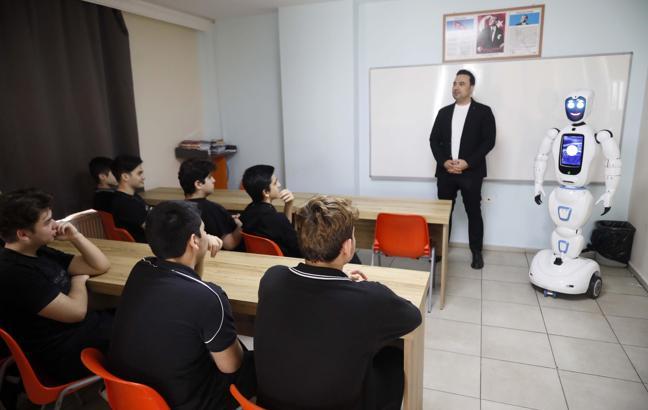 Robot öğretmen Ada'dan erkek öğrencilere: Kadına şiddete sessiz kalmayın