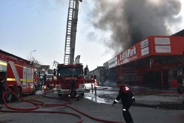 İzmir 4. Sanayi Sitesi'nde yangın; alevler iş yerlerine sıçradı/Ek fotoğraflar