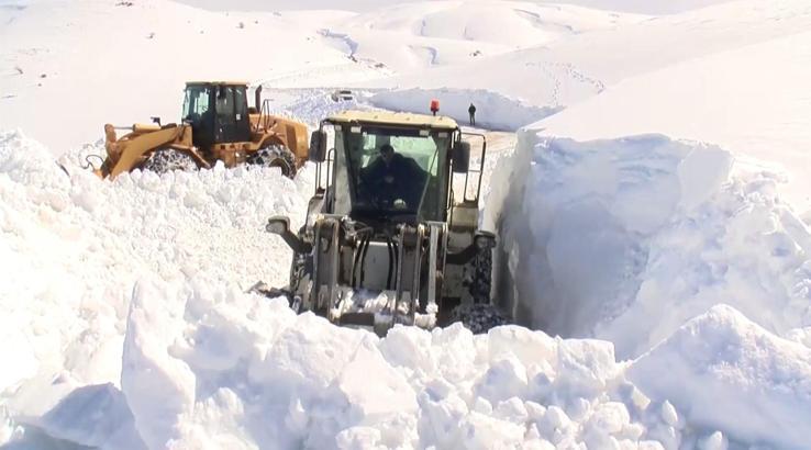 Muş'ta kalınlığı 5 metreyi bulan karla mücadele