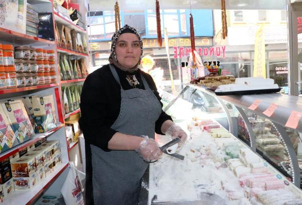 Personel bulamayan şekerlemeci eşinin en büyük yardımcısı oldu