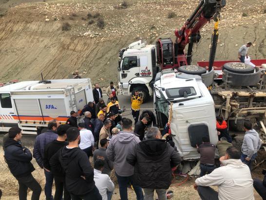 Siirt'te devrilen beton mikserinin sürücüsü öldü