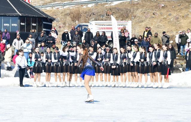 Çıldır Gölü'nde 'Kadınlar Günü'ne özel buz pateni gösterisi