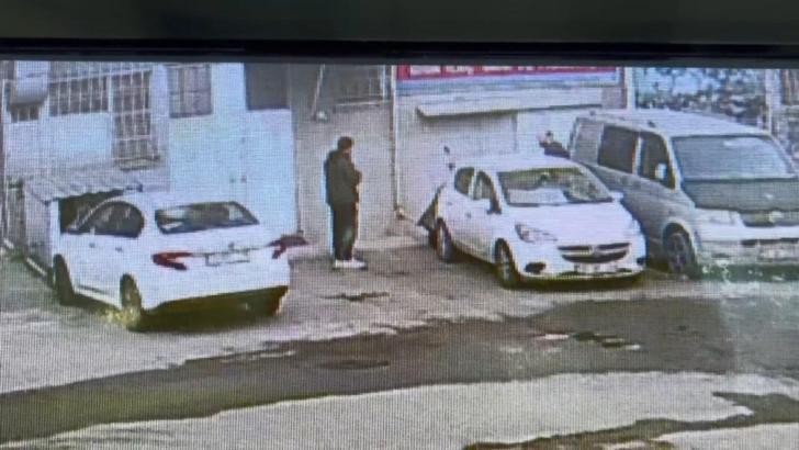 İstanbul - Bayrampaşa'da iş yeri müdürünün bıçakla yaralandığı saldırı kamerada