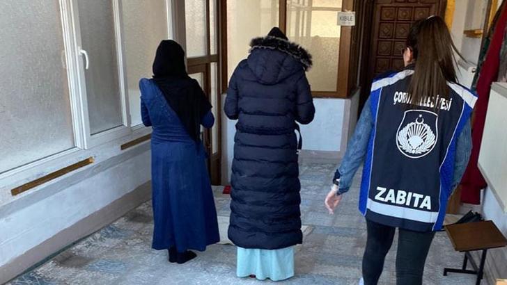 Dilenen kadınlar yakalanmamak için camiye girip, namaza durdu