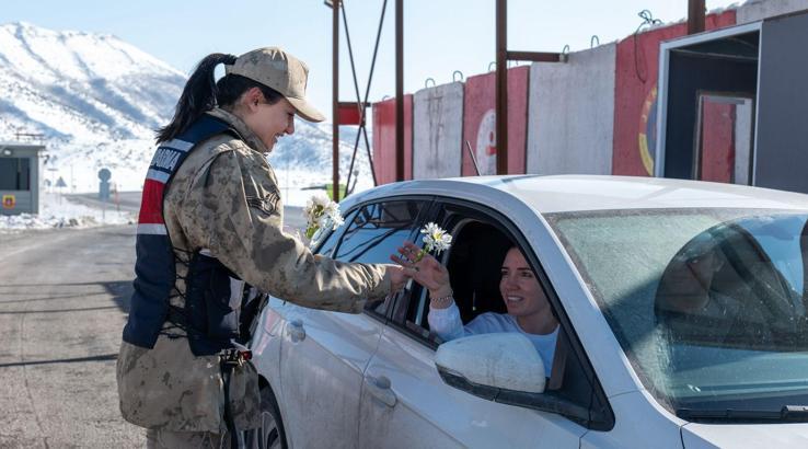 Bitlis İl Jandarma Komutanlığı'ndan 8 Mart kutlaması