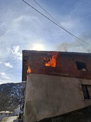 Gümüşhane'de anız ateşi 2 evi yaktı