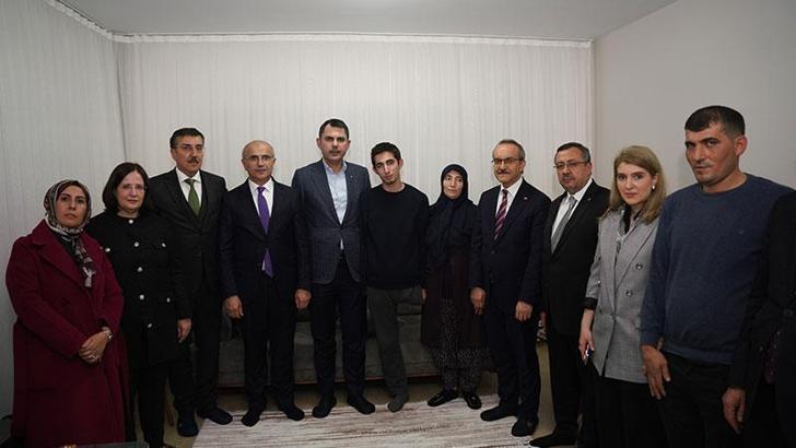 Bakan Kurum, Malatya'da depremde babası ve 3 kardeşini kaybeden Ömer'i ziyaret etti