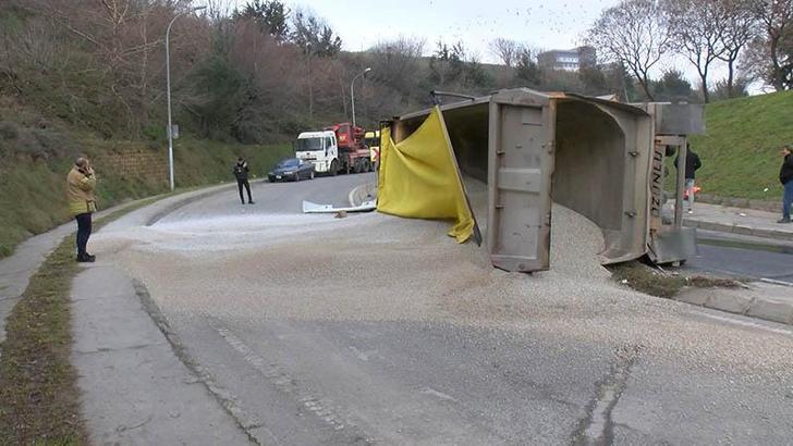 Kadıköy’de mıcır yüklü hafriyat kamyonu devrildi