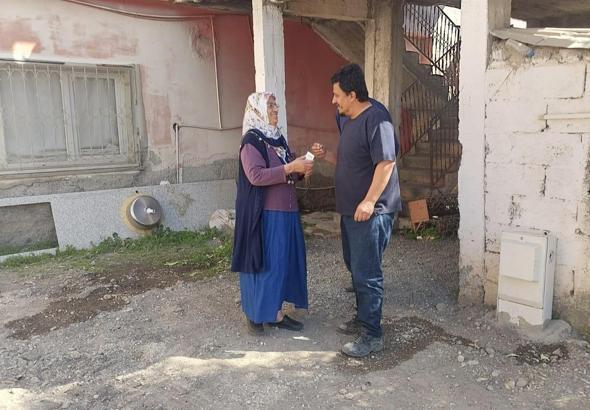 Toprakkale’de mahalle bakkalından kadınlara 8 Mart hediyesi