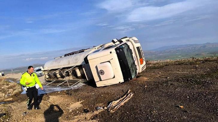 Gaziantep’te akaryakıt tankeri devrildi: 2 yaralı