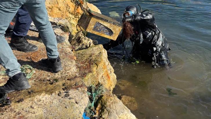İstanbul- Avcılar'da Sahil Güvenlik dalgıçları deniz dibinde temizlik yaptı