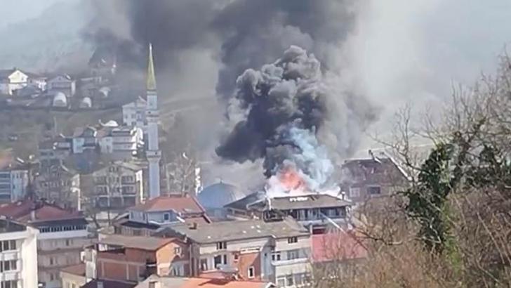 Bartın'da 5 katlı binanın çatısı yandı