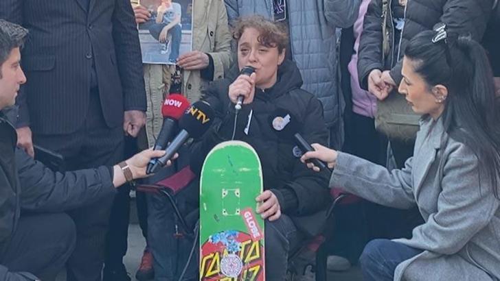 Kadıköy'de bıçaklanarak hayatını kaybeden Ahmet'in annesi: Adaleti saÄŸlayana kadar bu dünyadan gitmeyeceÄŸim
