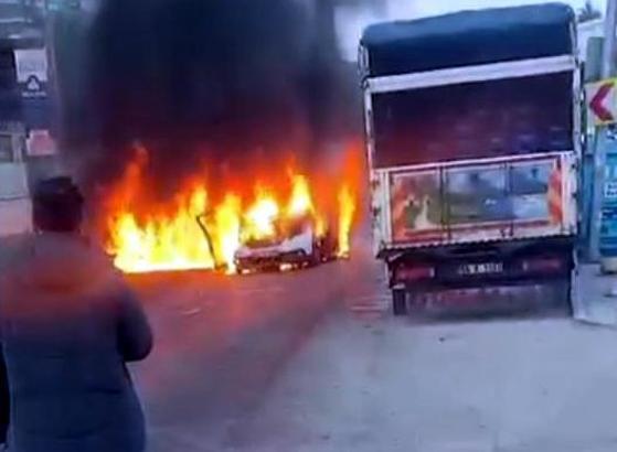 İstanbul- Avcılar'da alev alev yanan otomobil 7 araca çarptı