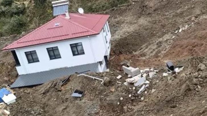 Artvin’de heyelan; 2 katlı ev 50 metre sürüklendi
