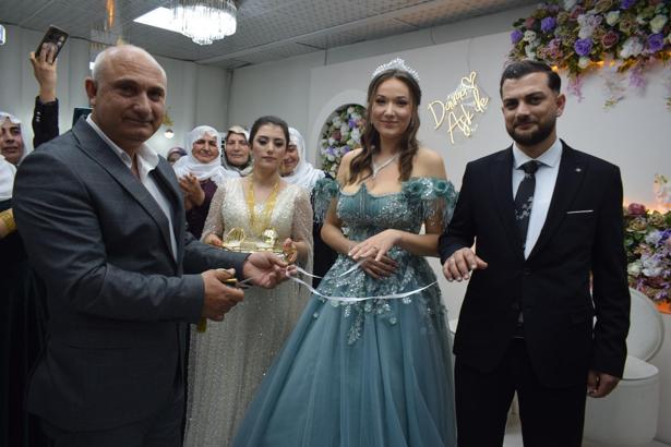 Antalya'da tanışan Baver ile Alman Malena, Batman'da nişanlandı