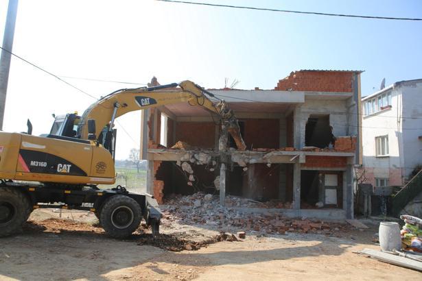 Bursa'da 2 katlı kaçak bina yıkıldı