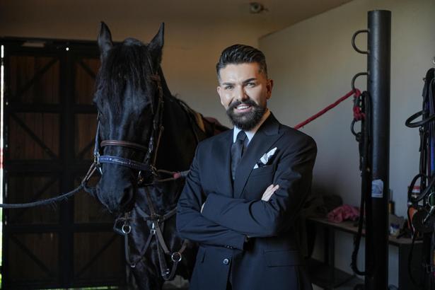 Klibinde oynattığı atı, gözlerinden etkilenip satın aldı