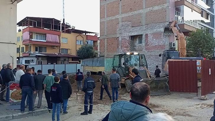 Temel kazısı sırasında bitişikteki 4 katlı binada çökme meydana geldi