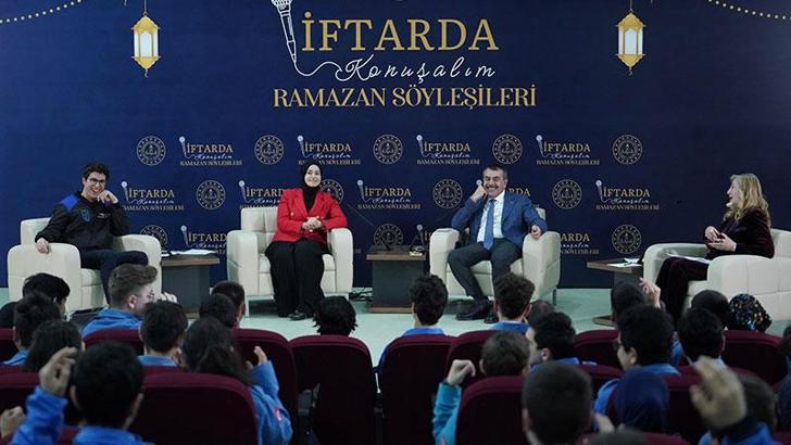 Bakan Tekin, 'İftarda Konuşalım' programında öğrencilerle buluştu