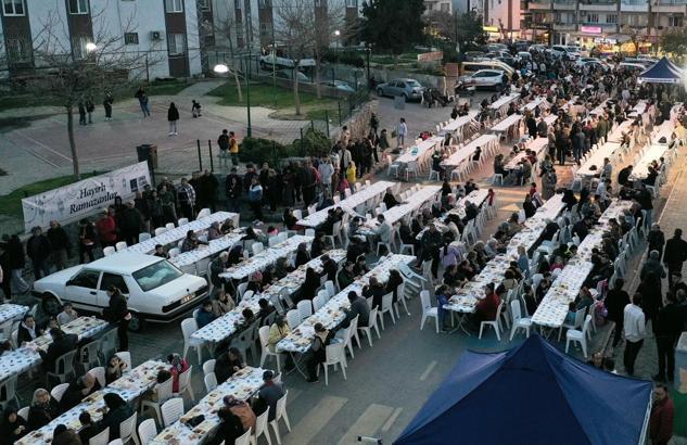 Kuşadası'nda ilk iftar sofrasını Hacıfeyzullah Mahallesi'nde kuruldu