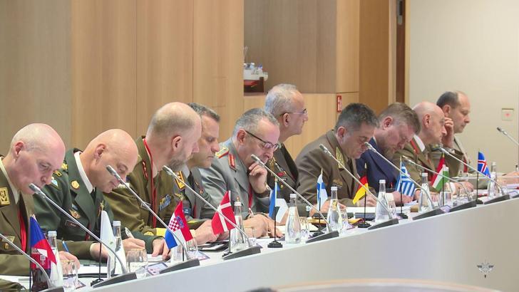 Fransa'da bir araya gelen genelkurmay başkanları Ukrayna'yı ve Avrupa güvenliğini görüştü