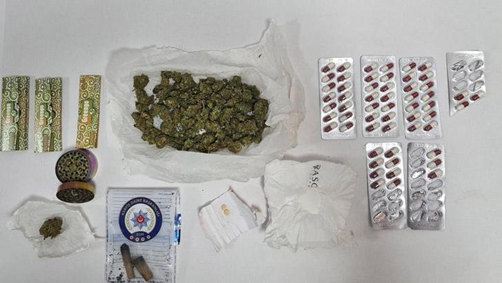 2 otomobilde uyuşturucu ele geçirildi; 5 gözaltı