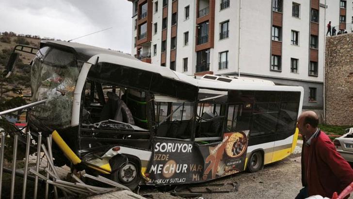 Otobüs istinat duvarını aşıp, otomobilin üstüne düştü; şoför ağır yaralandı