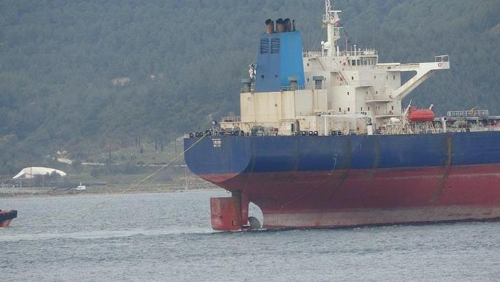 Yedeklenen 274 metrelik tanker, Çanakkale Boğazı'ndan geçti