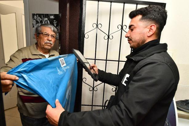 İzmir'in atık yönetiminde 'QR kodlu mavi poşet' dönemi