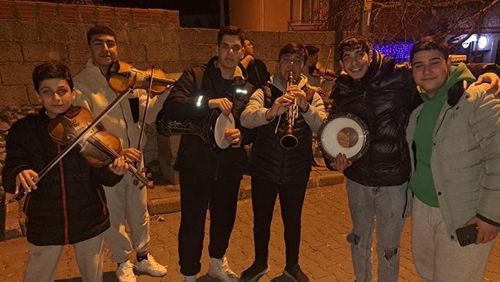 Sahura şarkı ve türkülerle kalkıyorlar