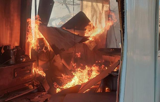 Bahçedeki kuru otlar tutuştu, konteyner ev yandı