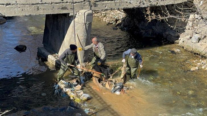 Çatak'ta belediye ekipleri, derelerdeki çöpleri temizledi