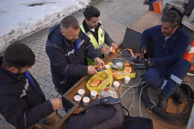 Bitlis'te arıza ekipleri, iftarlarını onarım yaptıkları direğin dibinde yaptı