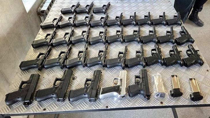 Hollanda'ya giden otomobilde 35 tabanca ele geçirildi