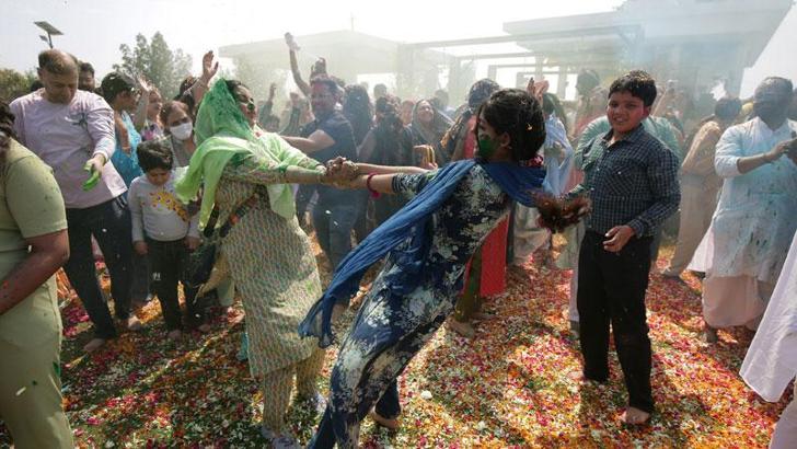 Hindistan'da 'Holi' bahar festivali kutlandı