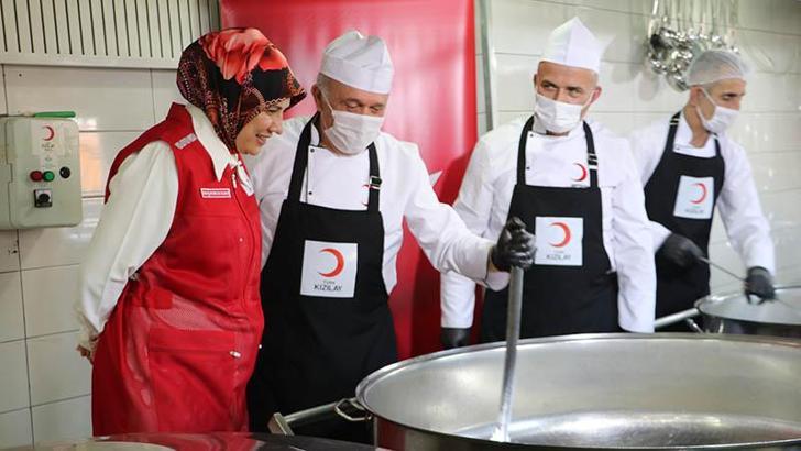 Türk Kızılay Başkanı Meriç, asırlık aş ocağında yemek pişirdi